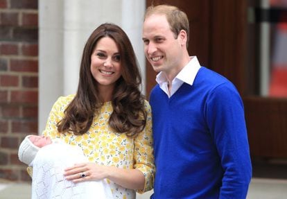 Los duques de Cambridge con su hija Carlota, a las puertas del hospital de St. Mary, donde nació el 2 de mayo de 2015.