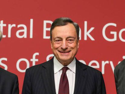 El presidente del Banco Central Europeo (BCE), Mario Draghi (c), el presidente del Comité de Supervisión Bancaria de Basilea, Stefan Ingves (i), y el secretario general del mismo comité, William Coen (d).