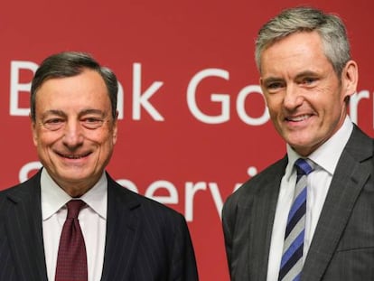 El presidente del Banco Central Europeo (BCE), Mario Draghi (c), el presidente del Comité de Supervisión Bancaria de Basilea, Stefan Ingves (i), y el secretario general del mismo comité, William Coen (d).