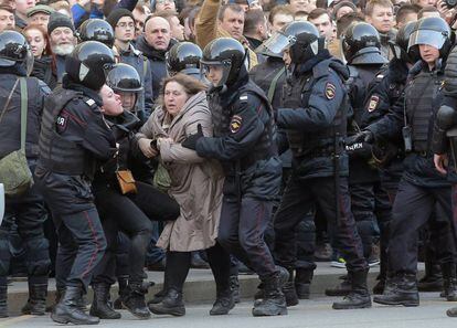 La polic&iacute;a rusa detiene a dos mujeres en una manifestaci&oacute;n contra la corrupci&oacute;n en Mosc&uacute; el 26 de marzo. 