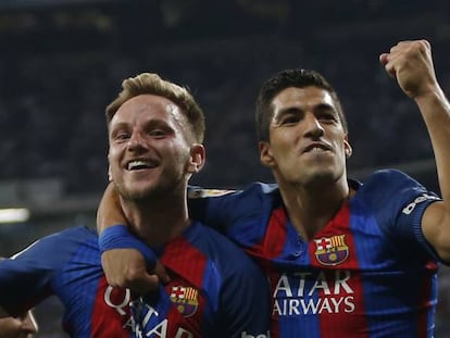 Rakitic y Suárez festejan el segundo tanto azulgrana.