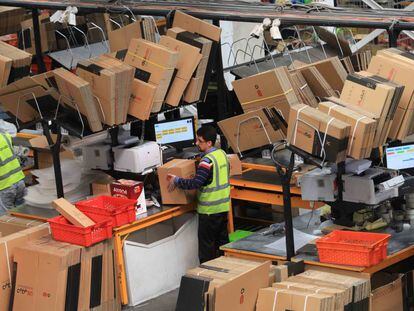 Departamento de empaquetado en el centro de procesamiento de Digikala, la amazon iraní, a las afueras de Teherán.
