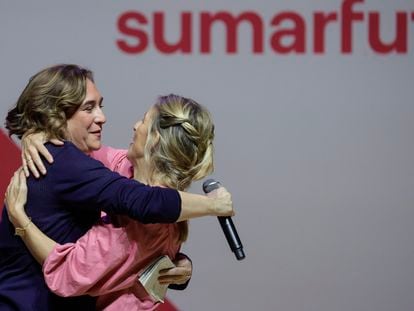 La vicepresidenta segunda del Gobierno, Yolanda Díaz, se abraza a la alcaldesa de Barcelona, Ada Colau, en un acto de Sumar celebrado este mes en la ciudad condal.