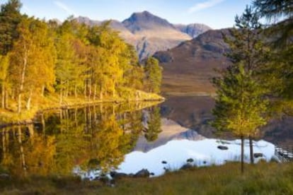 Panorámica otoñal del Blea Tarn, en el Distrito de los Lagos (Inglaterra).