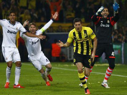 Lewandowski celebra uno de sus goles ante la protesta de Varane, Sergio Ramos y Diego Lopez
