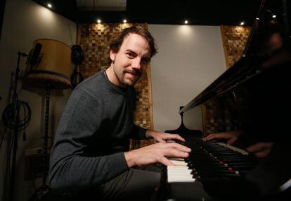 El pianista de jazz salmantino Daniel García durante un ensayo en su estudio de grabación en Madrid.