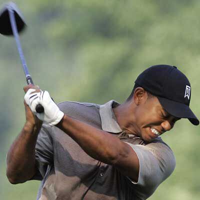 Tiger Woods crispa el gesto al atacar a la bola ayer en el torneo de la PGA norteamericana.