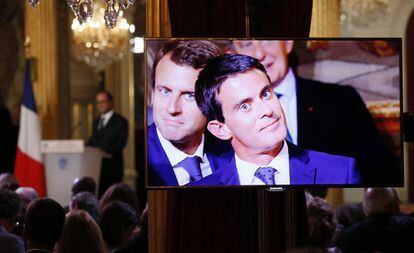 Emmanuel Macron (izquierda) y Manuel Valls (centro), en una rueda de prensa en París (2014). 