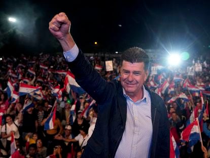 El candidato presidencial Efraín Alegre saluda a sus seguidores durante el cierre de la campaña de la Concertación, el 27 de abril de 2023 en Asunción, Paraguay.


LaPresse  Only italy and Spain