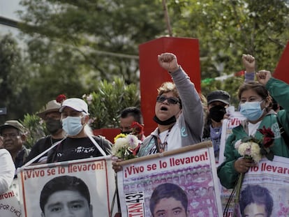 Familiares de los 43 de Ayotzinapa durante una marcha en Ciudad de México, el 30 de noviembre de 2022.