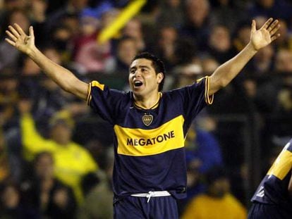 Riquelme celebra un gol en un partido con Boca Juniors.