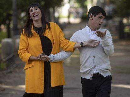 Jorge España, con Mapi, una de sus mediadoras, y su entrenadora el pasado lunes en Madrid.