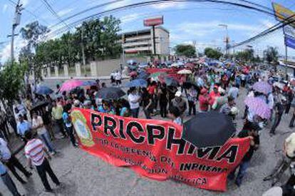 Los maestros, convocados por la Federación de Organizaciones Magisteriales de Honduras, se manifestaron durante más de cuatro horas frente a la Alcaldía y la estatal Empresa Nacional de Energía Eléctrica en varias ciudades del país, según reportes oficiales. EFE/Archivo