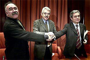 De izquierda a derecha, Carod, Maragall y Saura tras la firma del acuerdo.