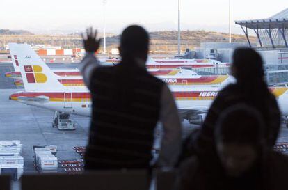 Pasajeros en el aeropuerto de Madrid Barajas. 