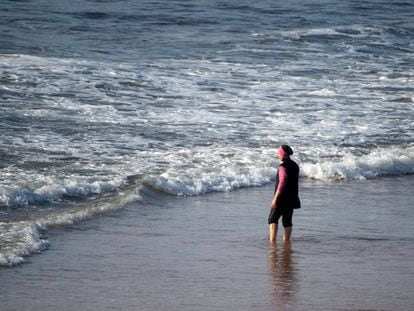 Una mujer con &#039;burkini&#039;, en una playa de Marruecos. 