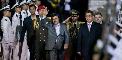 Ahmadineyad, a su llegada a Caracas junto al vicepresidente de Venezuela, Elias Jagua.