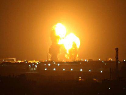 Explosión tras un ataque israelí en Jan Yunis, el viernes en el sur de la franja de Gaza.