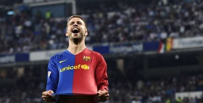 Piqué festeja su histórico gol, el 2-6 de 2009 en el Bernabéu.