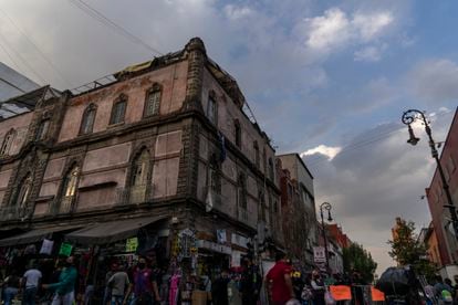 Peatones en el centro de Ciudad de México un día antes del regreso al semáforo rojo.