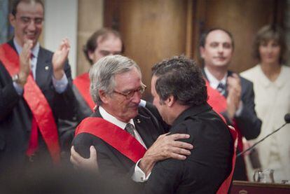 El alcalde de Barcelona, Xavier Trias (con gafas), es felicitado por su antecesor, el socialista Jordi Hereu.