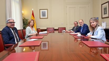 Los vocales del CGPJ José Antonio Ballestero, Carmen Llombart (izquierda), Roser Bach, Álvaro Cuesta y Rafael Mozo, durante la reunión que mantuvieron el pasado 20 de septiembre para negociar los nombramientos del Tribunal Constitucional.