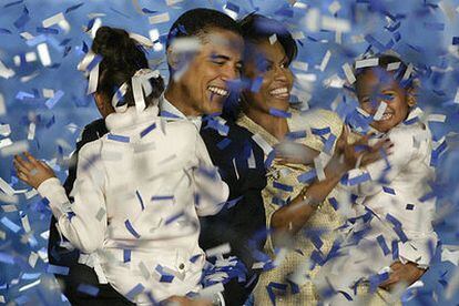 El senador demócrata Barack Obama, junto a su esposa y sus hijas, celebra su elección en Chicago.