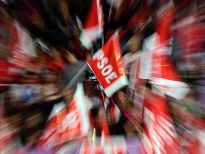 Banderas del PSOE, en uno de los actos de la campa&ntilde;a de primarias.