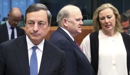 Draghi y los ministros de Econom&iacute;a de Irlanda y Finlandia, este lunes en Bruselas.
 
  