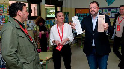 El presidente del Principado y candidato de la FSA-PSOE a la reelección, Adrián Barbón, ejerce su derecho al voto este domingo en un colegio de Pola de Laviana (Asturias).