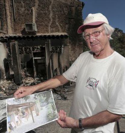 Un vecino de la zona, junto a los restos de su vivenda.