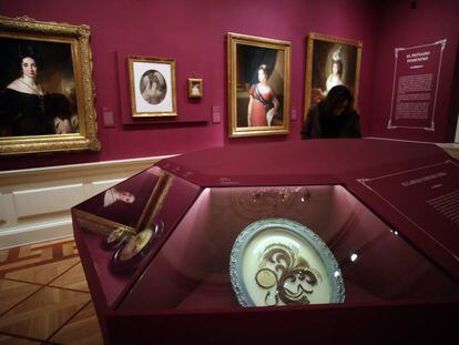 Una sala de la muestra 'Teje el cabello una historia. El peinado en el Romanticismo'. En primer término, cuadros hechos con mechones imitando ramilletes.