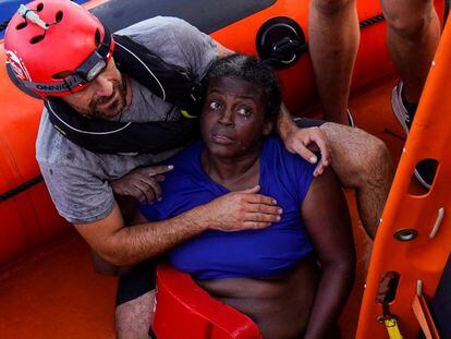 Un miembro de Proactiva Open Arms sostiene a la mujer rescatada el martes tras 48 horas aferrada a una madera en el Mediterráneo.