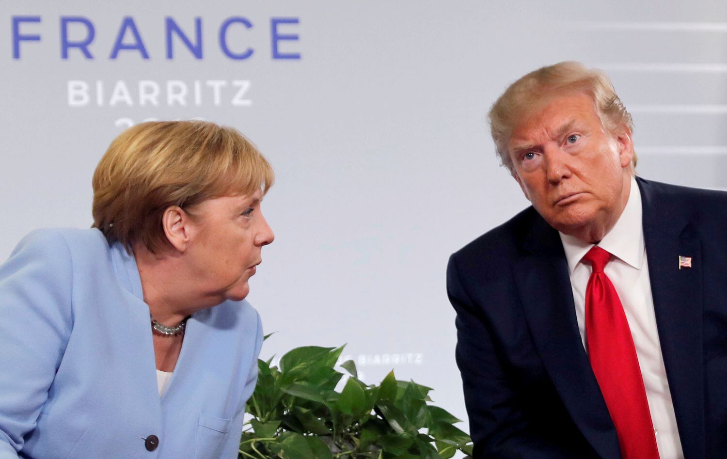 El presidente de EE UU, Donald Trump, y la canciller alemana, Angela Merkel, durante su reunión bilateral en el G7 de Biarritz el verano pasado.