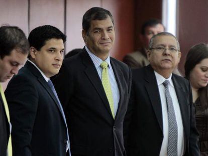 El presidente de Ecuador, Rafael Correa,  junto a sus abogados.