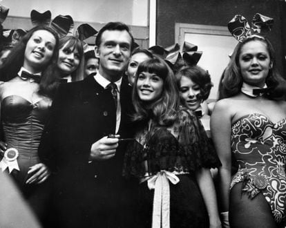 Hugh Hefner, en la mansión Playboy londinense, rodeado de las mujeres que llamaba "conejitos ingleses", en septiembre de 1969