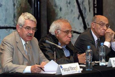 Pasqual Maragall, Carlos Monsiváis y José Saramago (de izquierda a derecha), en el homenaje a Vázquez Montalbán.