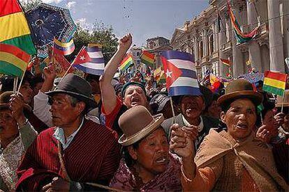 Miles de personas con banderas de Bolivia y Cuba celebran en la plaza Murillo de La Paz la nacionalización de los hidrocarburos.