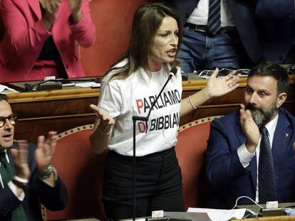 La senadora de la Liga Lucia Bergonzoni protesta, en plena intervención, luciendo una camiseta contra el PD.