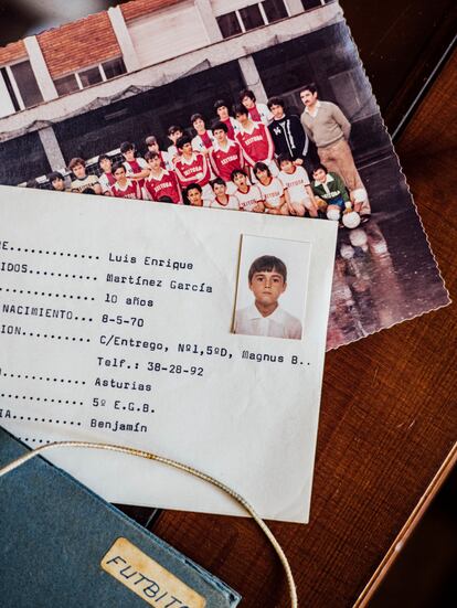 La ficha federativa y algunas fotos de sus comienzos en casa de su entrenador en el club infantil de fútbol Xeitosa, José María Fernández de Brito.