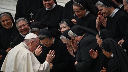 El papa Francisco, este lunes con un grupo de monjas en el salón Pablo VI del Vaticano.