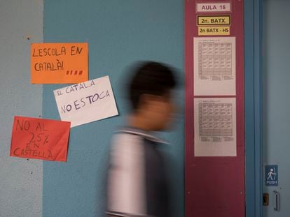 Carteles en contra del 25% de la enseñanza en castellano en el instituto La Libera de Montcada i Reixac (Barcelona), en junio.