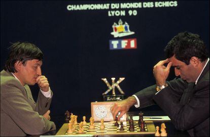 Anatoli Kárpov, a la izquierda, y Gari Kaspárov, durante una de sus partidas. En esta ocasión, en el Campeonato del Mundo de 1990, en Lyon, Francia.