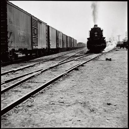 Fotografía de Rulfo de una locomotora en un cambio de vía.