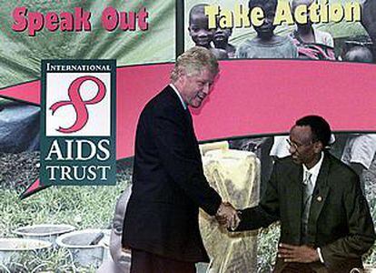 El ex presidente Clinton, con el presidente de Ruanda, Paul Kagame, en la Conferencia del Sida en Barcelona.