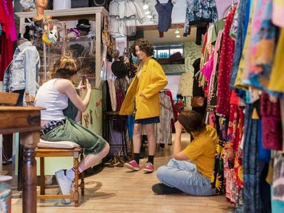 Una joven se prueba ropa en una tienda de segunda mano.