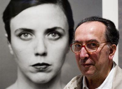 Humberto Rivas, junto a su fotografía <i>María </i>(1979) en una retrospectiva, en 2006.