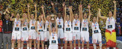Laia Palau alza el trofeo del Eurobasket de 2017