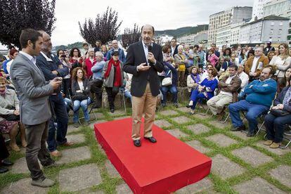  El secretario general del PSOE, Alfredo P&eacute;rez Rubalcaba, durante su intervenci&oacute;n hoy en un acto electoral en Viveiro (Lugo). 