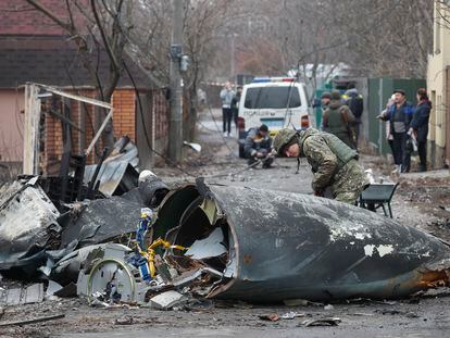 Un soldado observa los restos de un avión militar derribado en Kiev, este viernes.